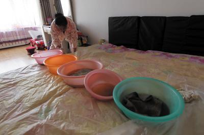 古丈楼上漏水，住户失联，小区没物管，业主维权难！律师来支招……